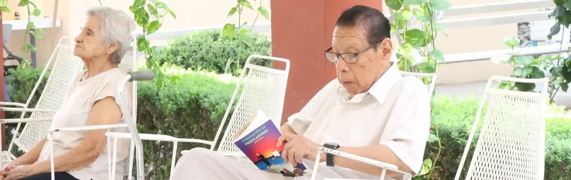 Residente leyendo una revista