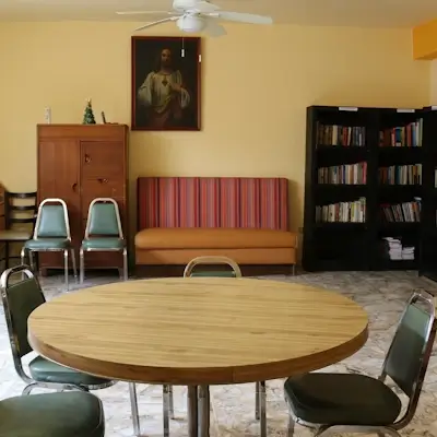 Habitación del asilo con una mesa