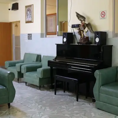 Habitación del asilo con un piano