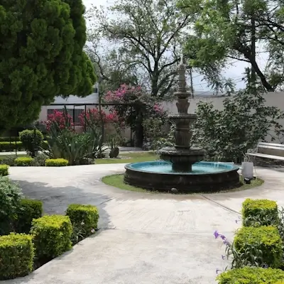 Jardin con fuente del asilo