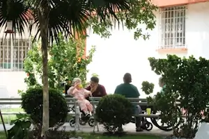 Ayudantes y ancianos sentados en el patio