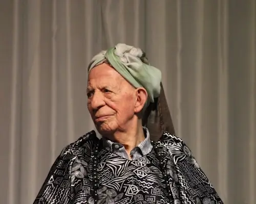 Residente de la casa de reposo posando para fotografía