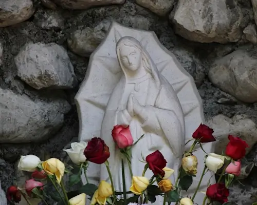 Estatua en el jardín de la casa de reposo