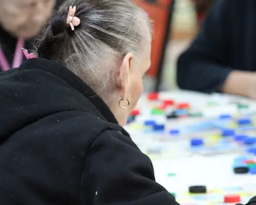 Residente de la casa de reposo jugando lotería