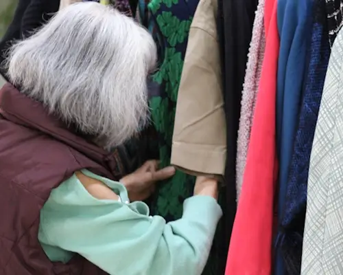 Residente de la casa de reposo escogiendo ropa