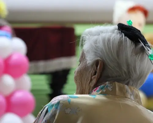 Fotografía de espaldas de residente de la casa de reposo