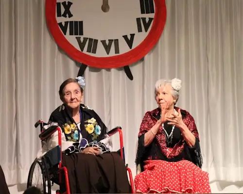 Residentes de la casa de reposo participando en actividades