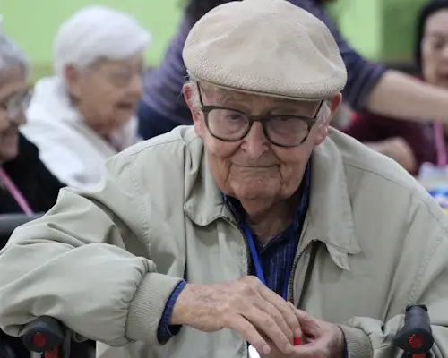 Residente de la casa de reposo en el auditorio