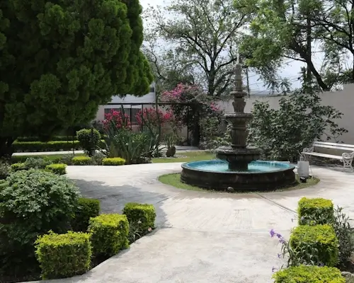 Fuente en el jardín del asilo