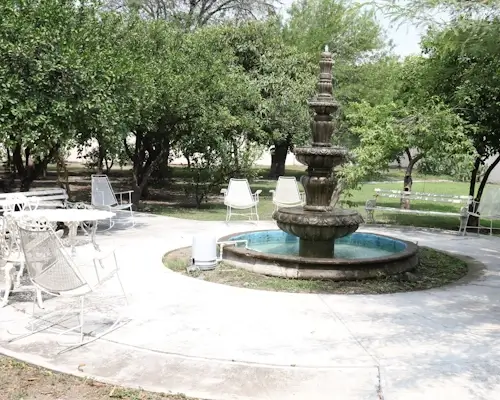 Fuente en el jardín del asilo
