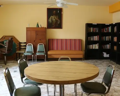 Habitación con mesa del asilo