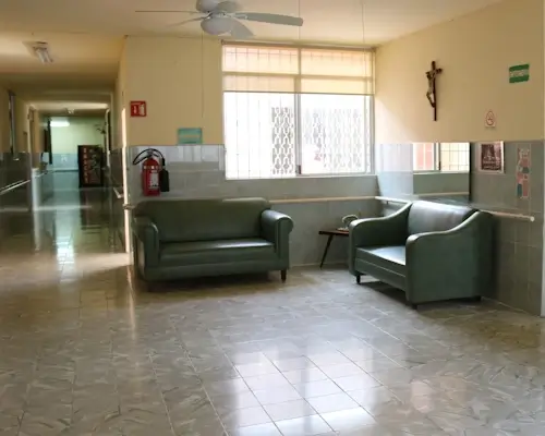 Sala de espera del asilo