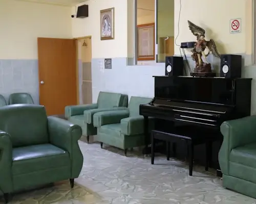 Habitación con piano en el asilo