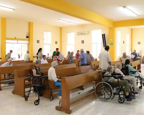 Capilla del asilo en misa
