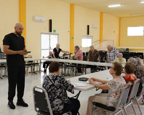 Trabajador imparte terapia de memoria a residentes
