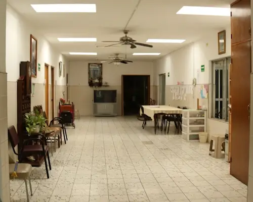 Trabajador imparte terapia de memoria a residentes