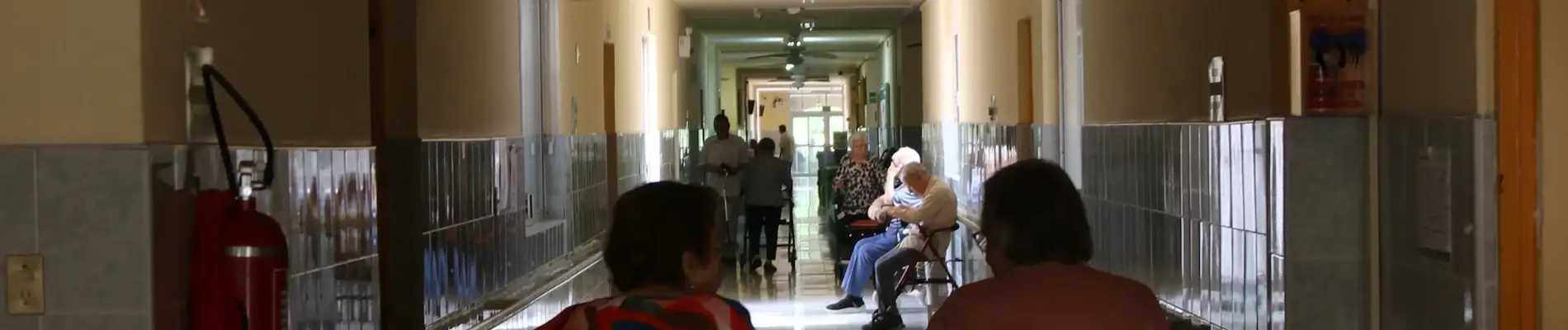 Pasillo concurrido del asilo