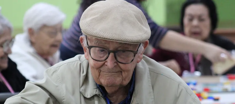 Residente de la casa de reposo participando en una actividad grupal