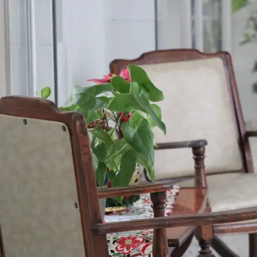 Par de sillas en la casa de reposo