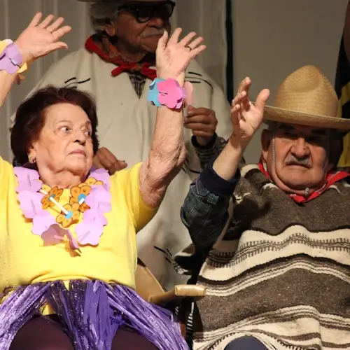 Residentes de la casa de reposo participando en una actividad recreativa