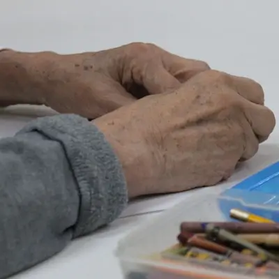 Residente de la casa de reposo coloreando una hoja