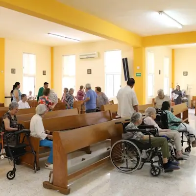 Residentes del asilo en misa