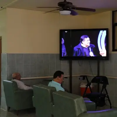 Residentes del asilo viendo televisión