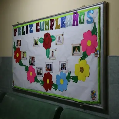 Mural de cumpleaños de residentes del asilo