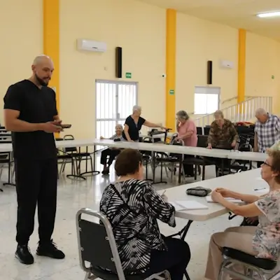 Trabajador imparte terapia de memoria a los residentes